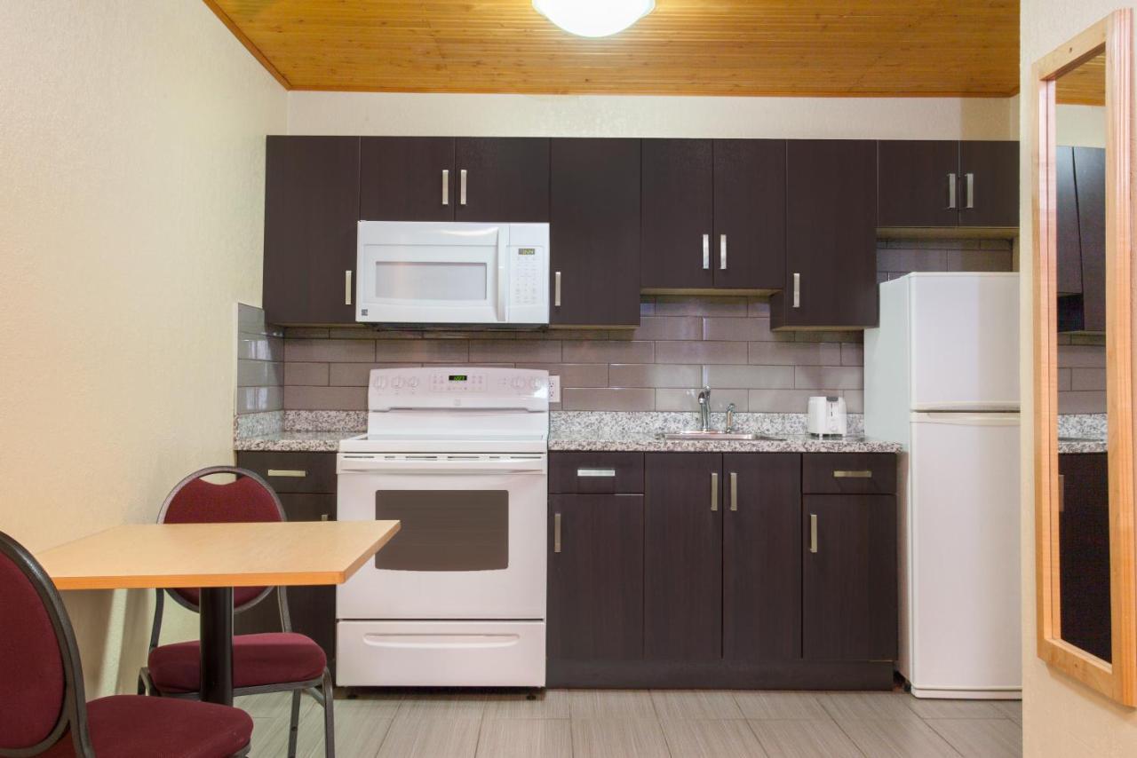 Econo Lodge Inn & Suites Medicine Hat Exterior foto